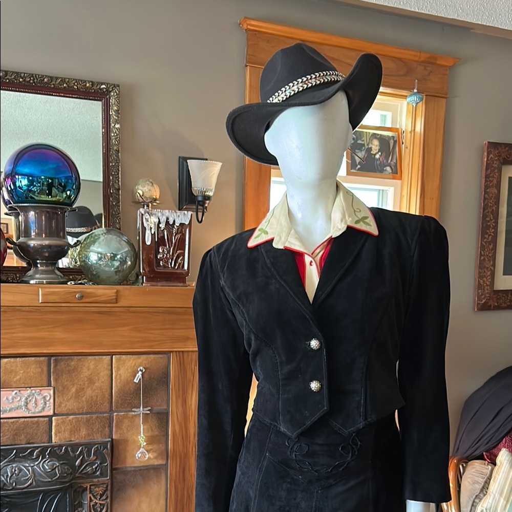 #112 Vintage suede suit - Picture 4 of 16